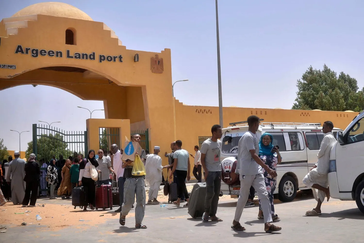 قلق من تأثر حركة التجارة بين مصر والسودان بعد مقتل سائقين مصريين (أ.ف.ب)