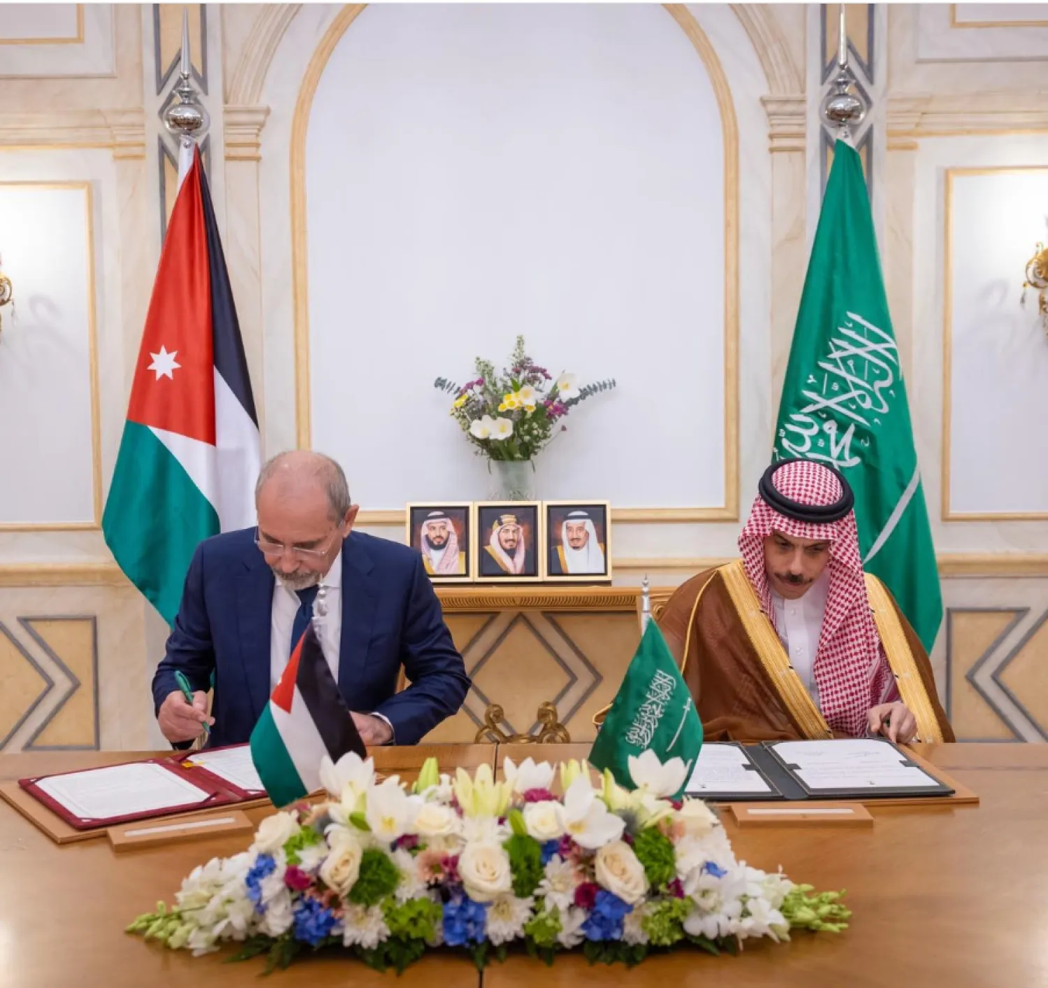 Saudi Minister of Foreign Affairs Prince Faisal bin Farhan bin Abdullah and Jordanian Deputy Prime Minister and Minister of Foreign Affairs and Expatriates Ayman Safadi sign an amended protocol to the minutes establishing the Saudi-Jordanian Higher Coordination Council. (SPA)