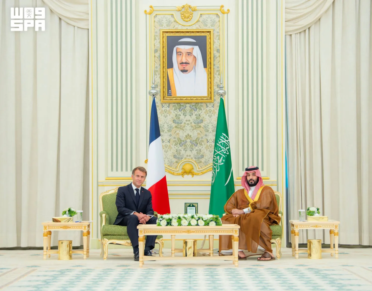 ولي العهد السعودي الأمير محمد بن سلمان لدى استقباله الرئيس الفرنسي إيمانويل ماكرون في الرياض الأربعاء (واس)