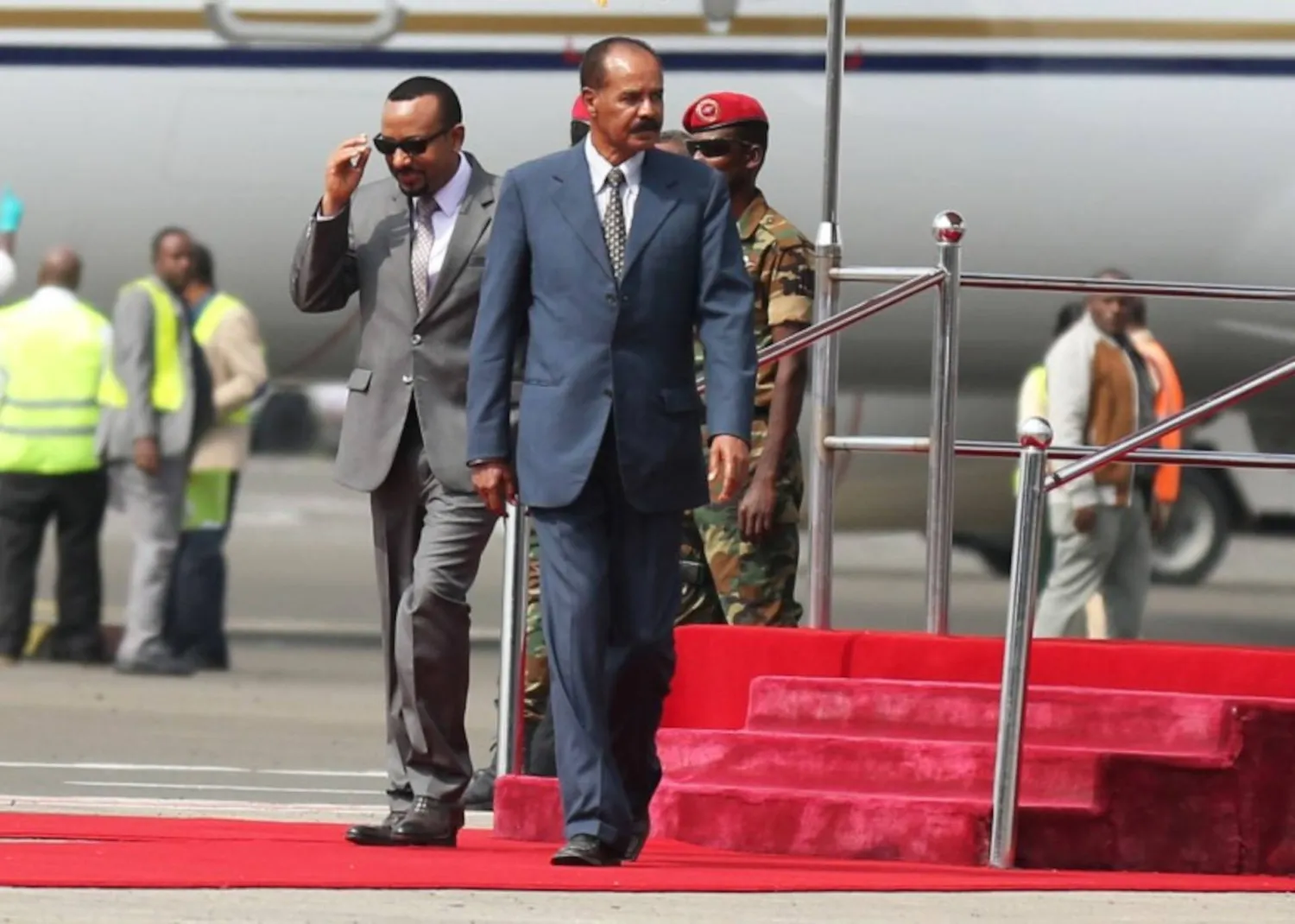 رئيس الوزراء الإثيوبي آبي أحمد يستقبل الرئيس الإريتري أسياس أفورقي لدى وصوله إلى مطار بولي الدولي في أديس أبابا (رويترز)
