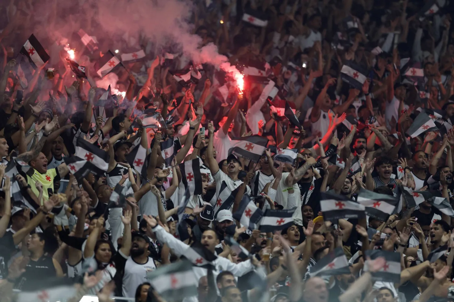 فلامينغو البرازيلي يدين أعمال التخريب التي شهدها ملعب «ماراكانا» (رويترز)