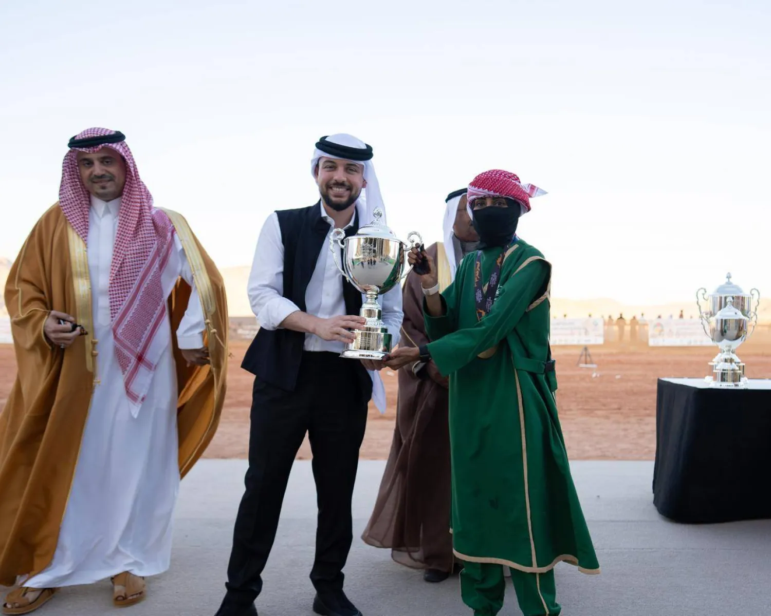 الأمير الحسين بن عبدالله لدى تتويج خلود الشمري من فريق السيدات السعودي بالكأس (الشرق الأوسط)