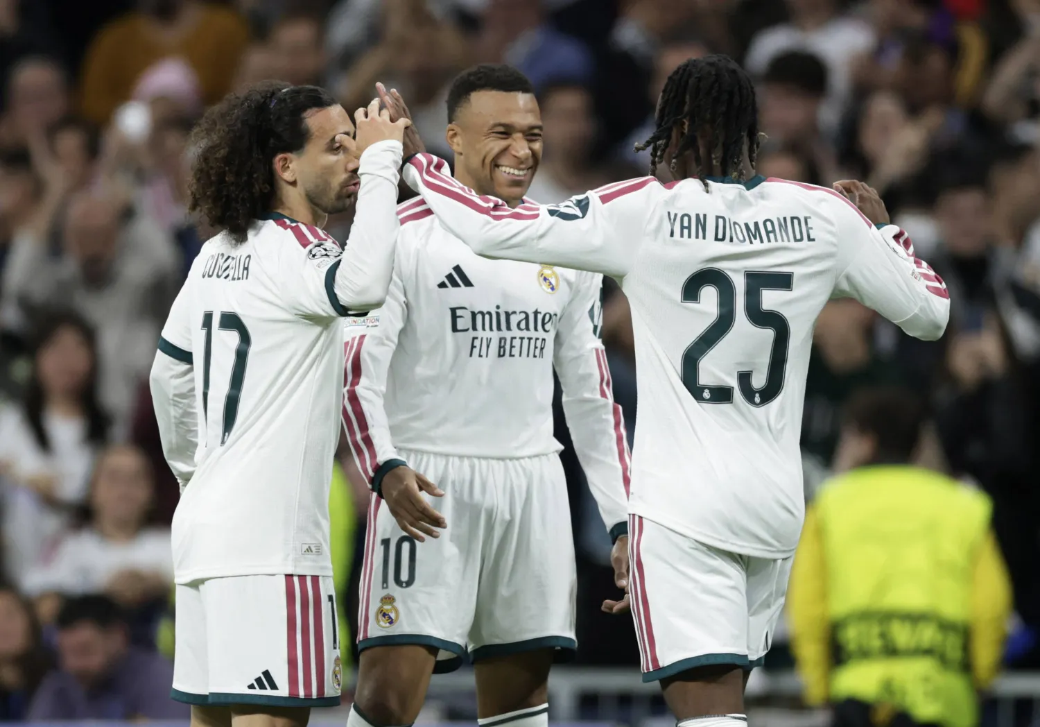 الفرنسي كيليان مبابي، مهاجم ريال مدريد، يحتفل بتسجيل هدف فريقه الثالث برفقة زميليه مارك كوكوريّا ويان ديوماندي (رويترز)