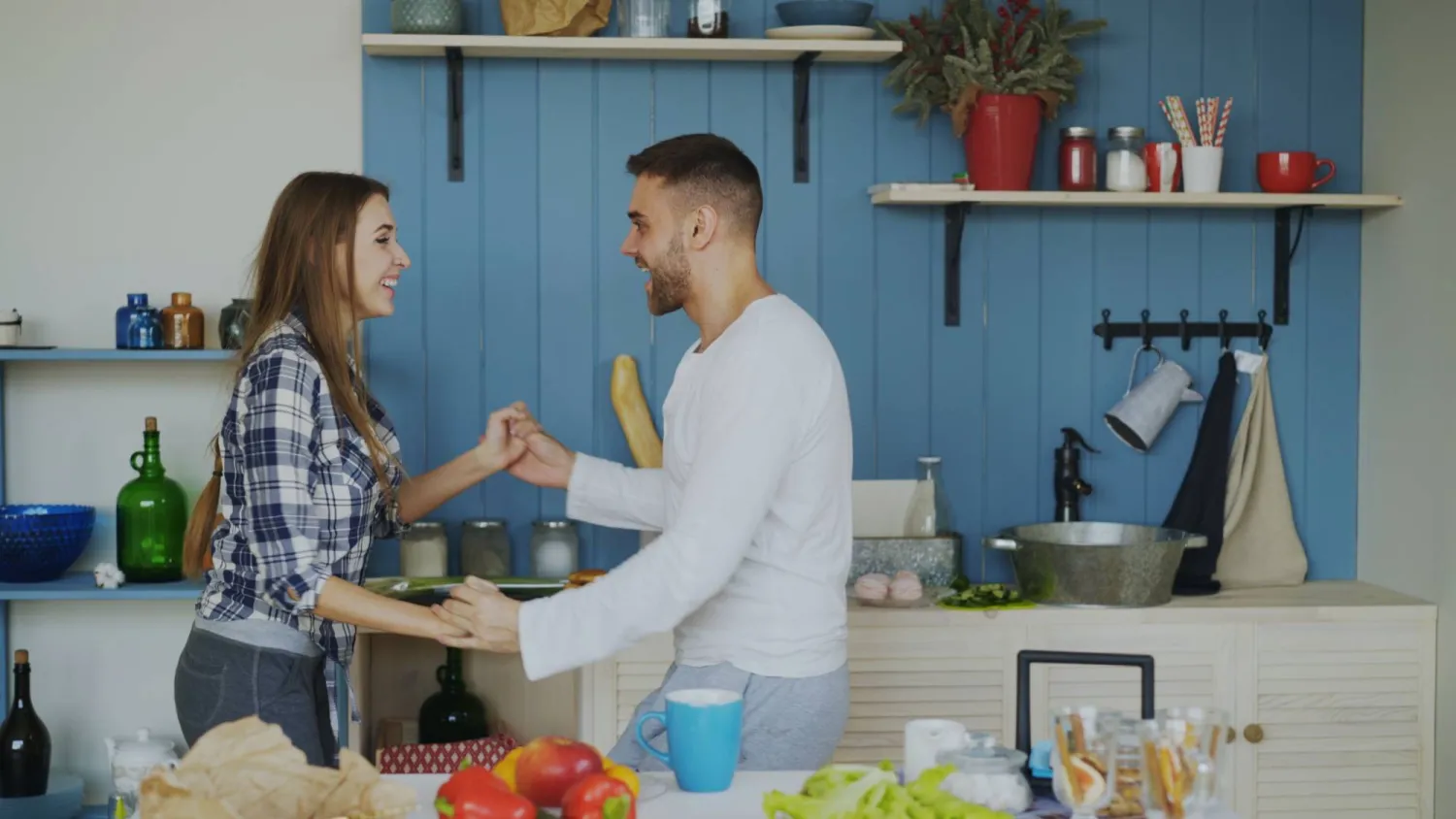 زوجان يرقصان معاً داخل المطبخ (بيكسلز)