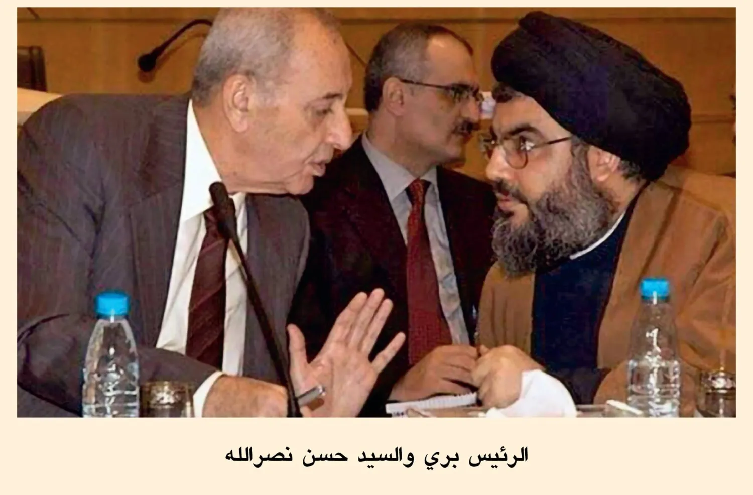 برّي ونصر الله خلال جلسة الحوار الوطني قبل حرب 2006 (كتاب البرزخ)