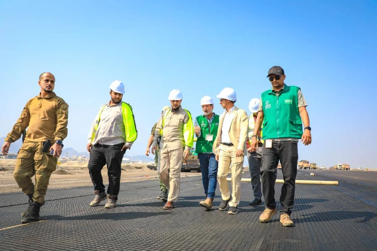 Husilerin saldırısından önce Aden Havalimanı’nda incelemelerde bulunan Aden Valisi (SABA)