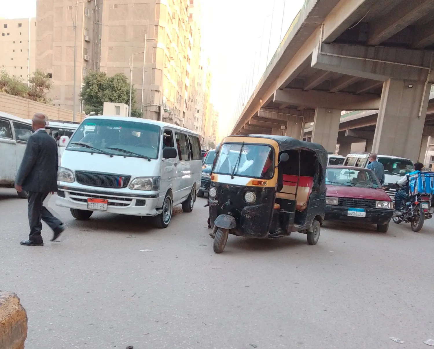 مركبات «التوك توك» في الجيزة بشارع المريوطية (الشرق الأوسط)
