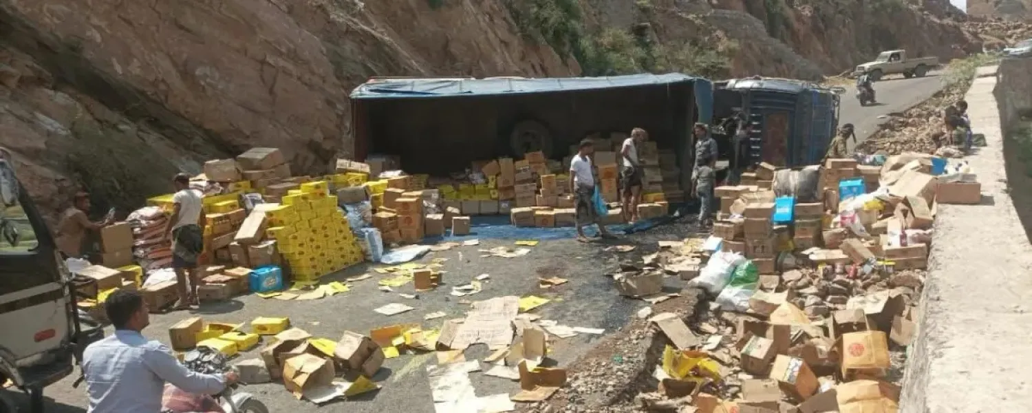 A cargo truck overturns on a road between Lahj and Taiz after the Houthis blocked the main route (X)