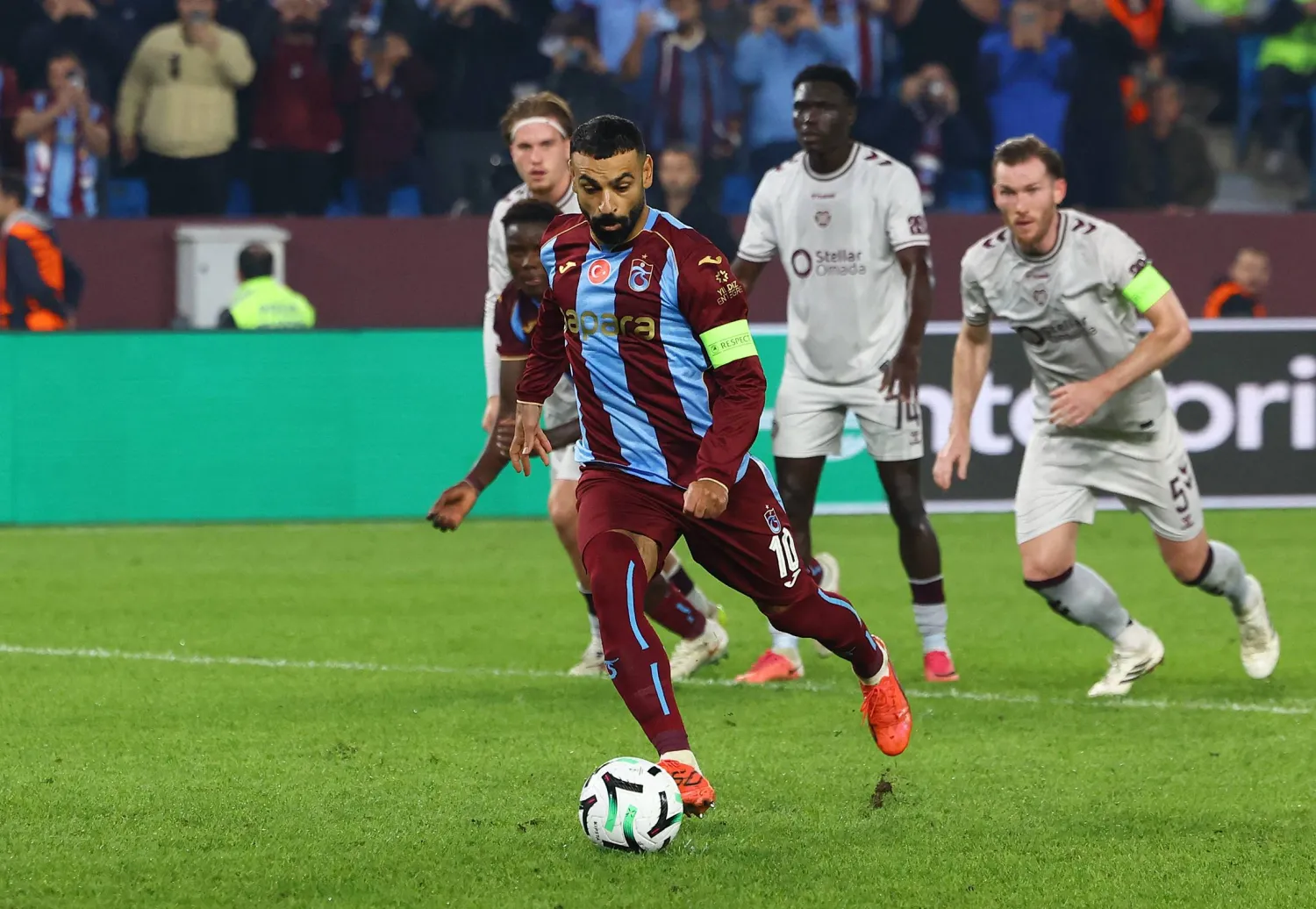 محمد صلاح لاعب طرابزون سبور التركي يسجل الهدف الأول لفريقه من ركلة جزاء أمام هارتس الاسكوتلندي (رويترز)