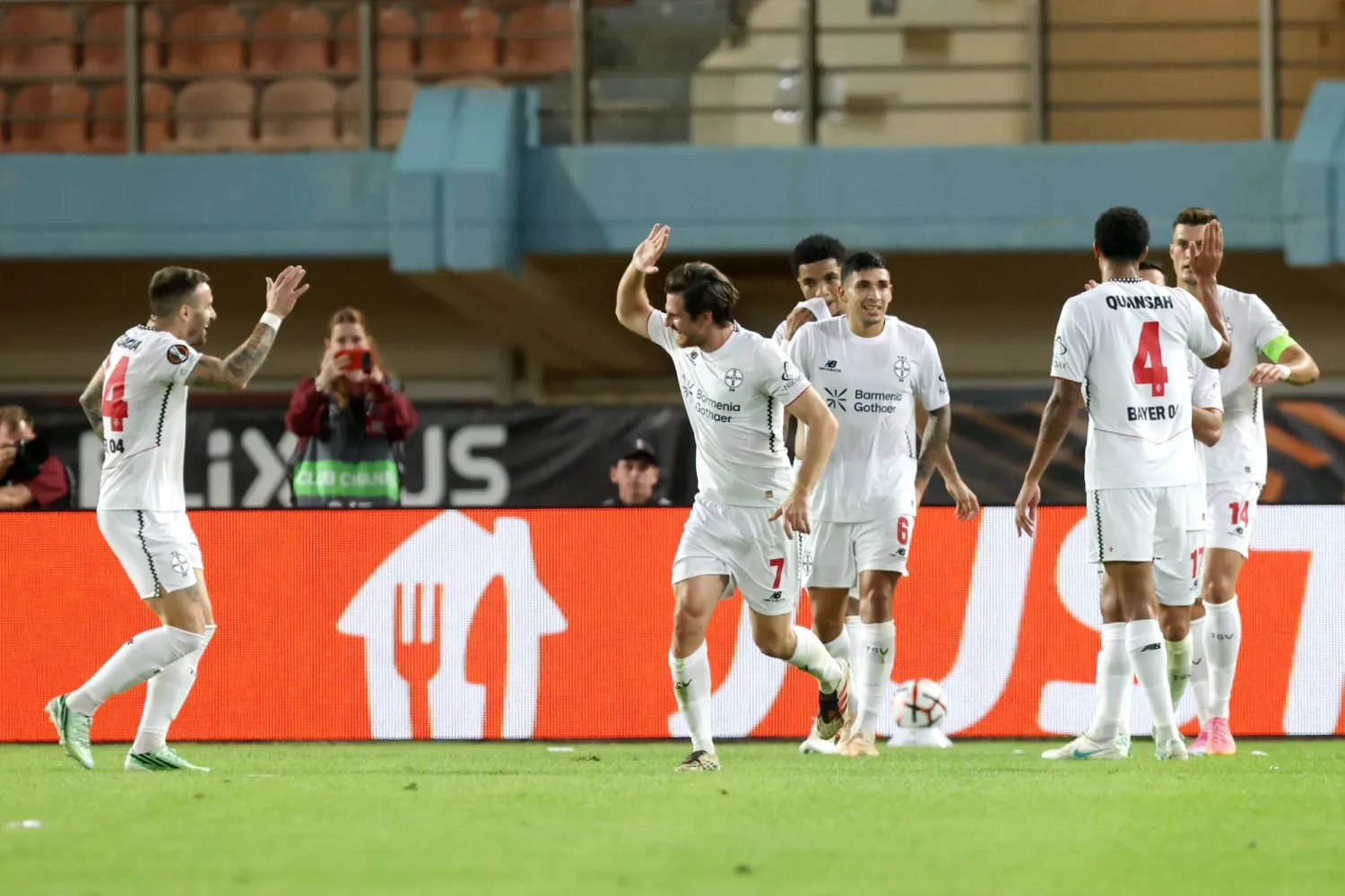 لاعبو باير ليفركوزن الألماني يحتفلون بتسجيل هدف أمام أوفي كريت اليوناني خلال مواجهة الفريقين (أ.ب)
