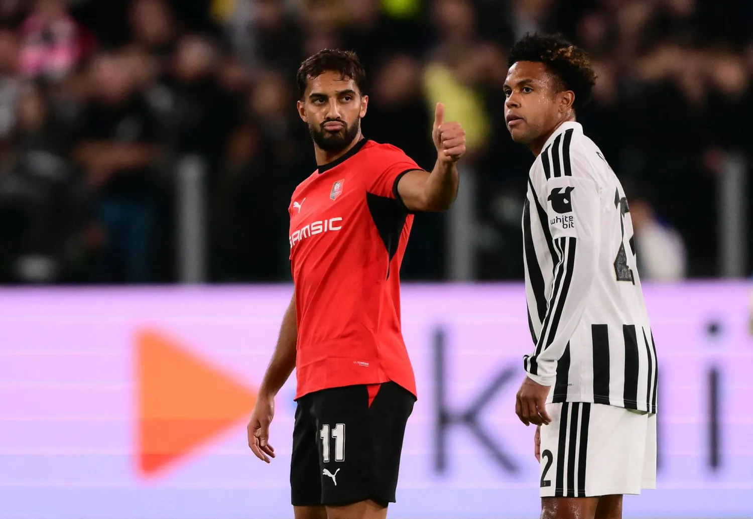 الأردني موسى التعمري مهاجم رين الفرنسي يحتفل بتسجيل هدف فريقه الأول إلى جانب الأميركي ويستون ماكيني لاعب يوفنتوس الإيطالي (أ.ف.ب)