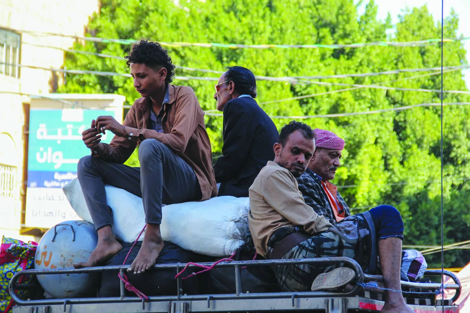 
يمنيون يستقلون سيارة لنقلهم إلى خارج مدينة تعز أمس (رويترز)