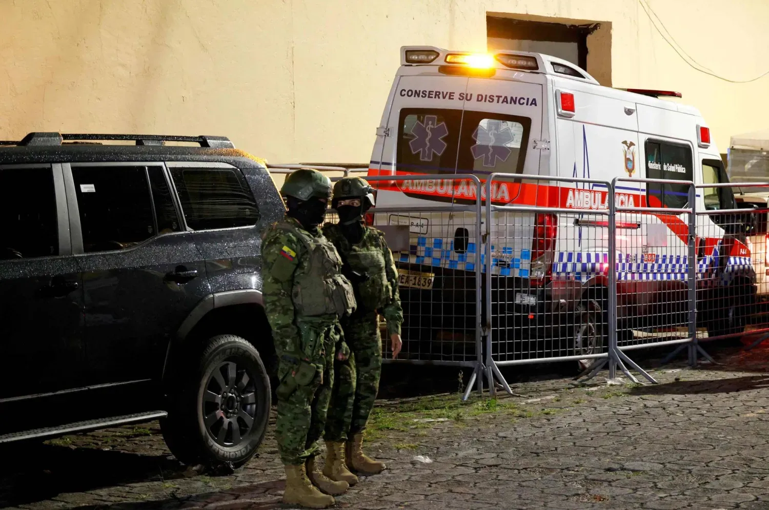 Askerler, dün Quito’daki Pichincha Cezaevi’nin dışında devriye geziyor. (AFP)