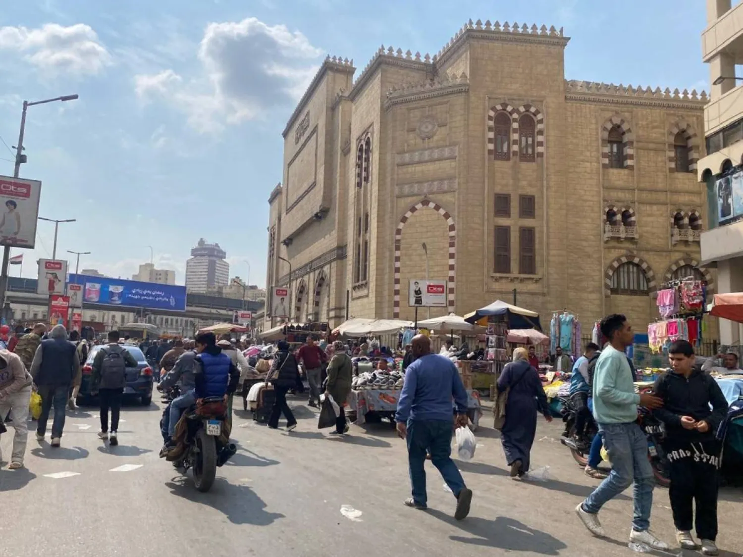 سوق العتبة الشعبية وسط القاهرة (الشرق الأوسط)