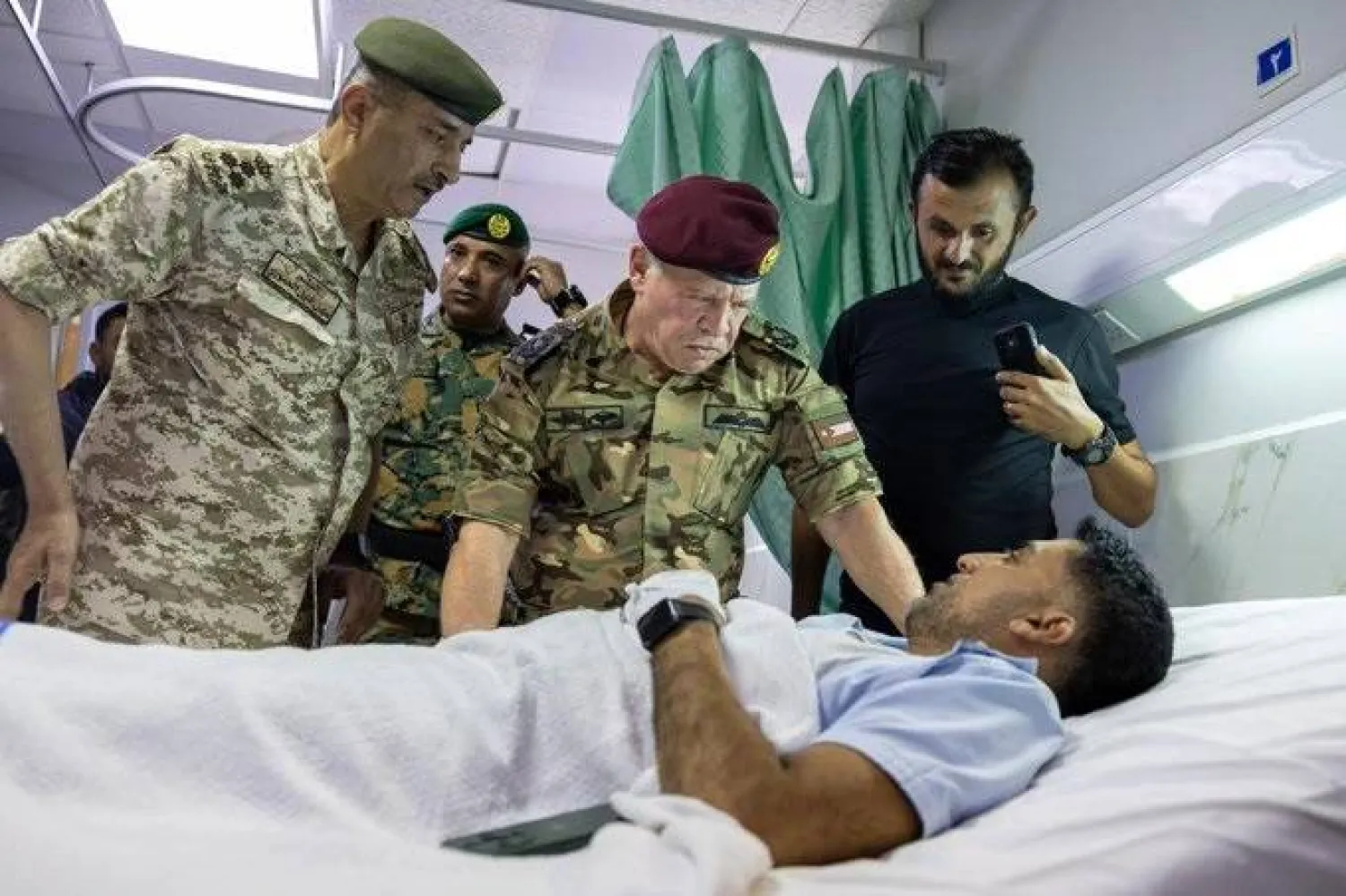 الملك الأردني عبد الله الثاني يزور مصابي الهجوم الذي استهدف كنيسة في الكرك (وكالة الأنباء الأردنية)