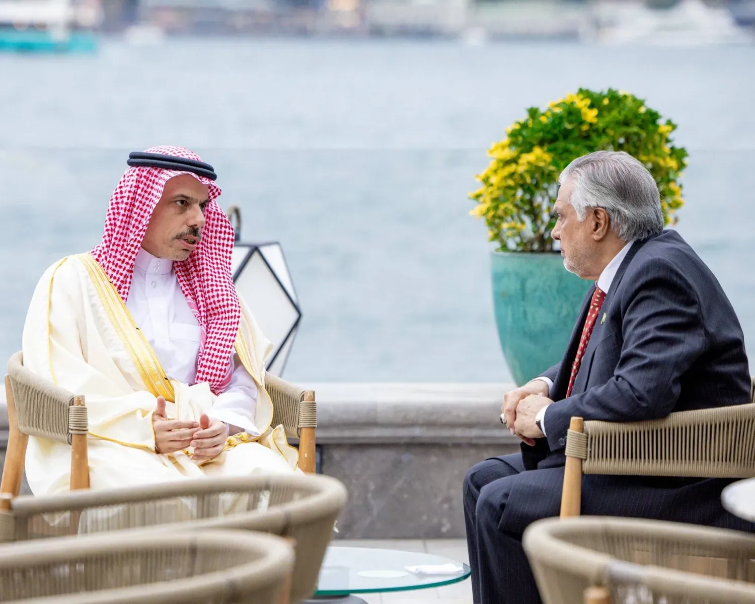 Prens Faysal bin Ferhan, cuma günü İstanbul’da Muhammed İshak Dar ile görüşürken (Suudi Arabistan Dışişleri Bakanlığı)