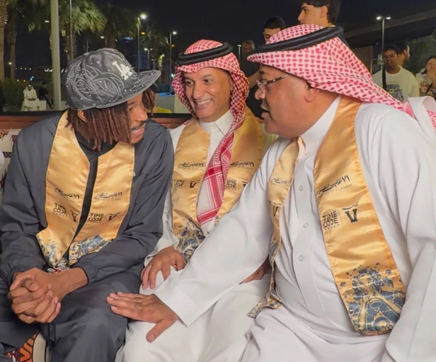 الأمير فيصل بن عبد الرحمن رئيس النادي الأسبق في حديث مع النجم محمد سيماكان (الشرق الأوسط) 