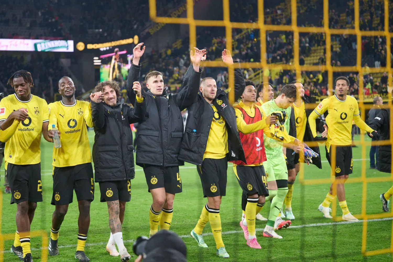 لاعبو بورسيا دورتموند يحيون جماهيرهم بعد الفوز على فرانكفورت (د.ب.أ)