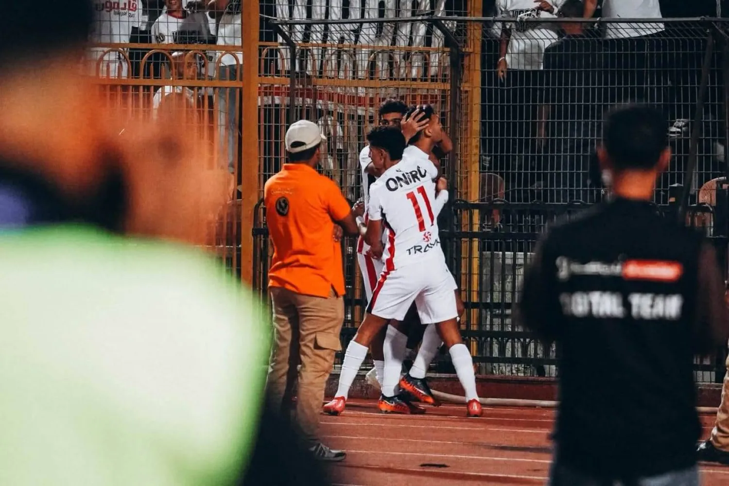 احتفالية لاعبي الزمالك بهدف أحمد شريف (نادي الزمالك)