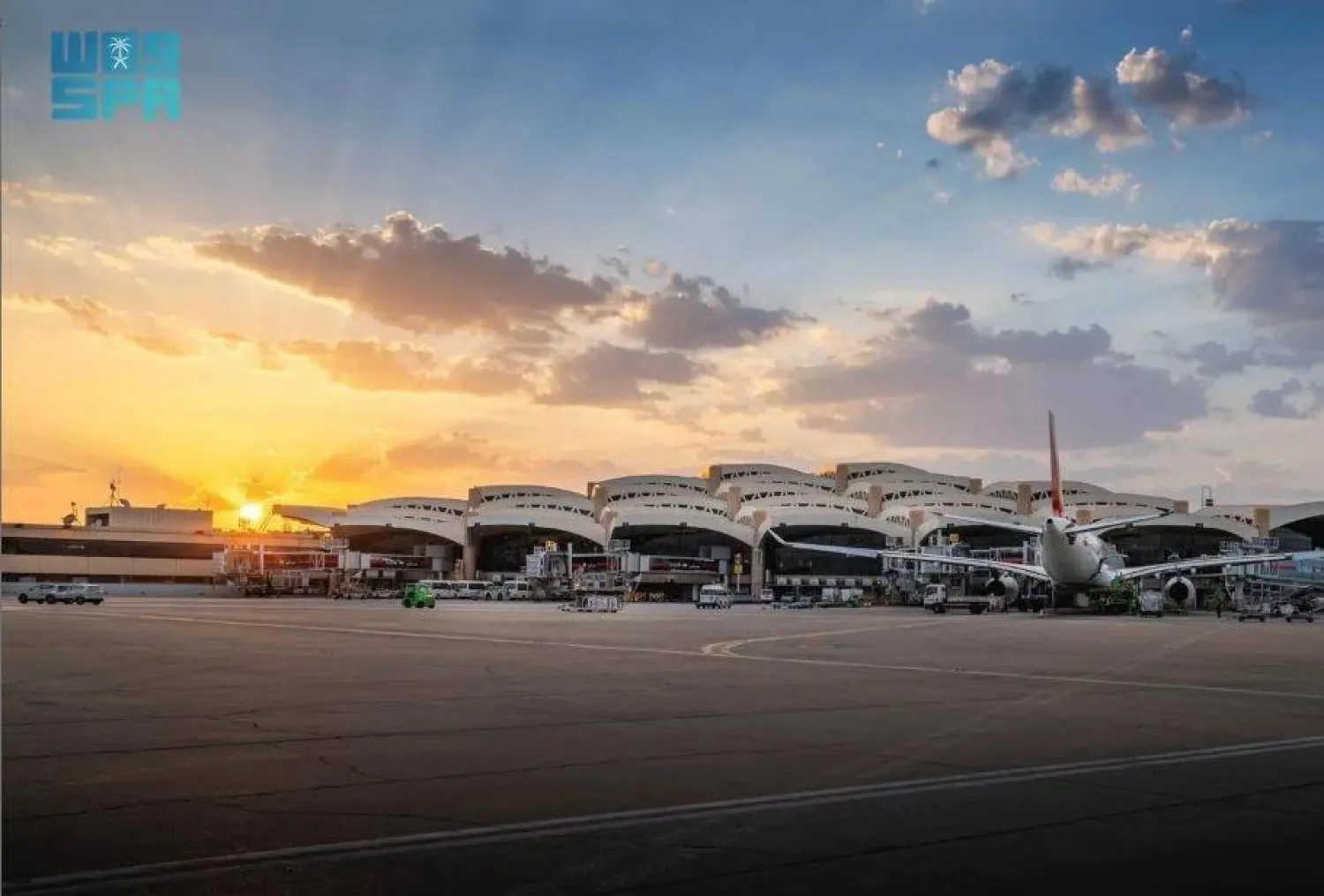 مطار الرياض يستأنف عملياته التشغيلية جزئياً... واعتراض صاروخين باتجاه مكة والمدينة (تغطية حية)
