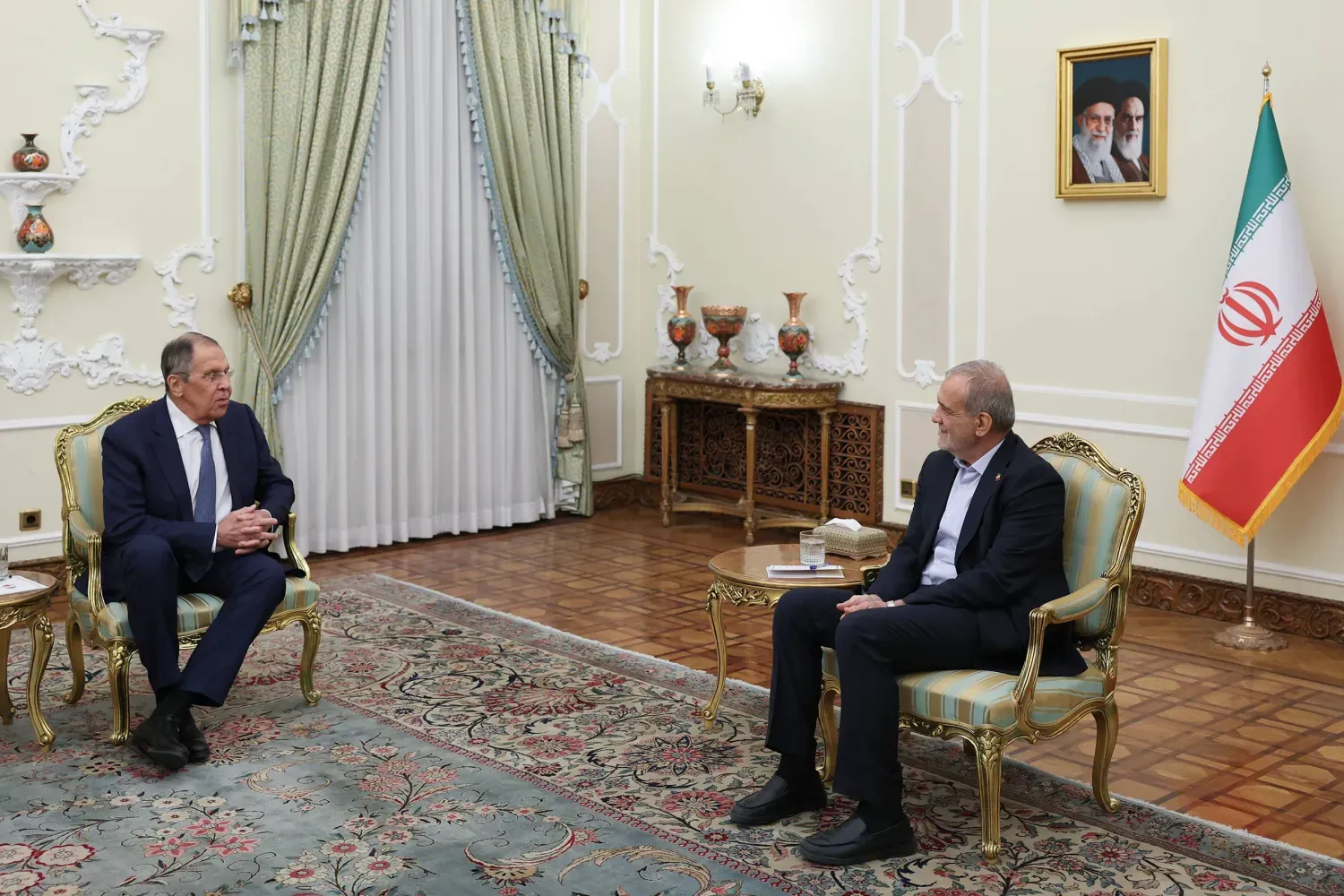 İran Cumhurbaşkanı Mesud Pezeşkiyan, 19 Ekim 2026 Pazartesi günü Tahran’da Rusya Dışişleri Bakanı Sergey Lavrov’u kabul etti. (AP)