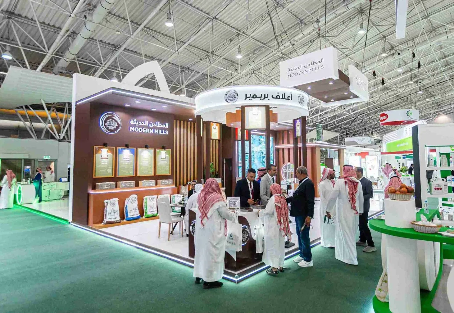 جانب من مشاركة «المطاحن الحديثة» في «المعرض الزراعي السعودي» الـ41 (الشركة)