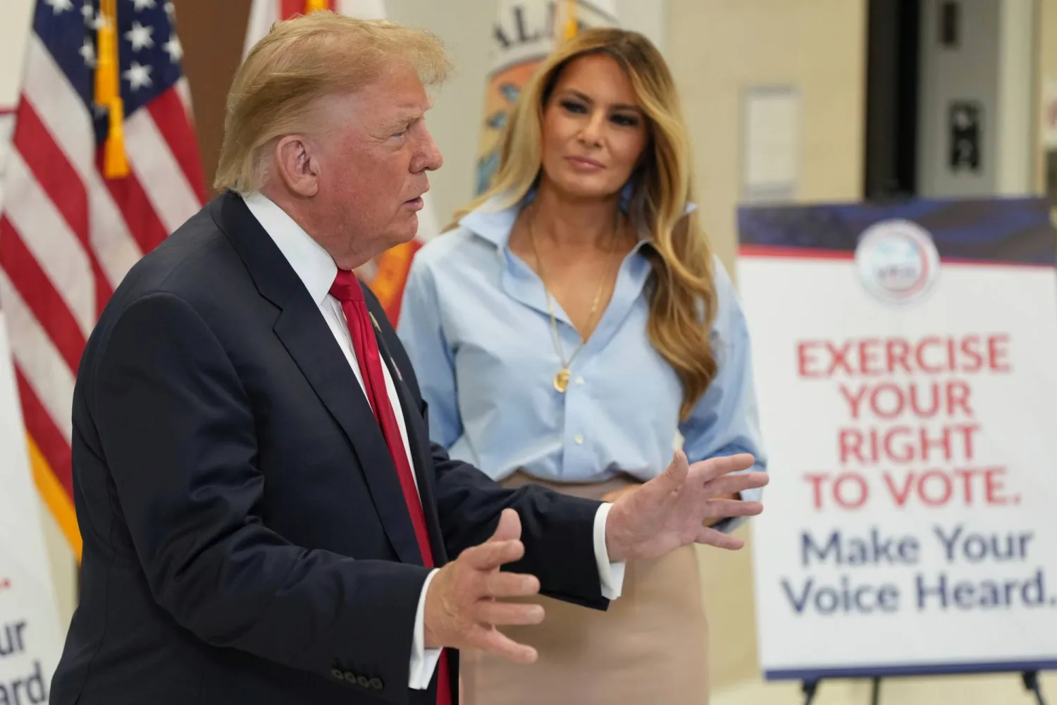 الرئيس دونالد ترمب والسيدة الأولى ميلانيا ترمب متحدثاً للصحافيين بعد إدلائه بصوته في التصويت المبكر لانتخابات التجديد النصفي لعام 2026 في مكتبة مقاطعة بالم بيتش في ويست بالم بيتش فلوريدا يوم السبت 24 أكتوبر 2026 (أ.ب)
