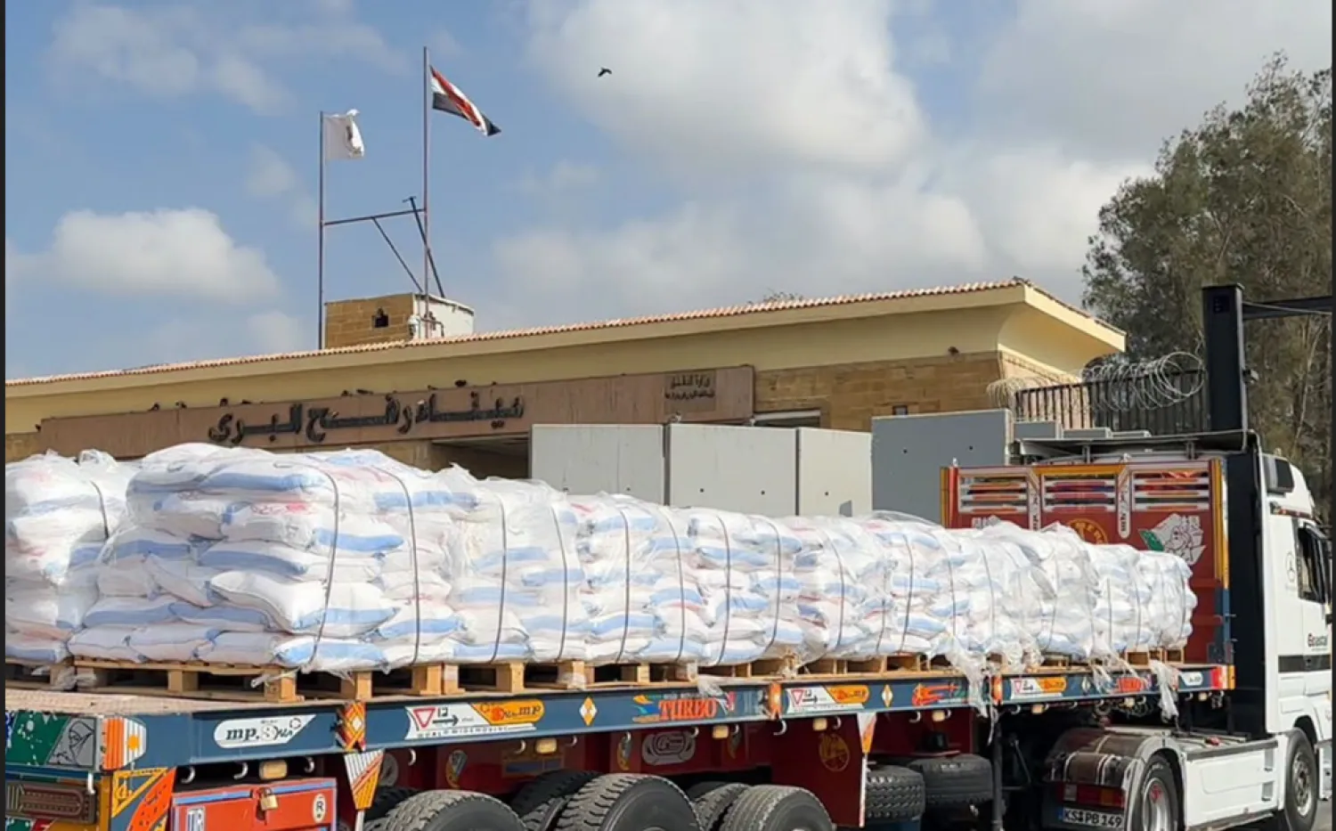 شاحنة دقيق في طريقها الأحد لقطاع غزة لتجاوز أزمة الخبز (صفحة الهلال الأحمر المصري على فيسبوك)