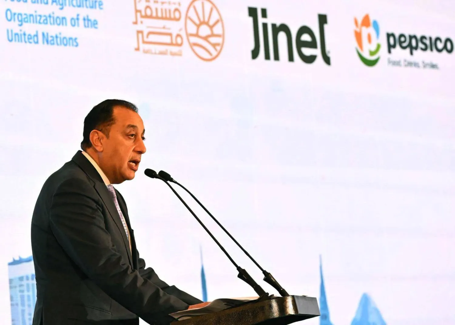 مصطفى مدبولي أكد خلال «منتدى مصر» السبت أن الحكومة تستهدف مضاعفة سعة باقة الإنترنت الأرضي الأساسية (صفحة مجلس الوزراء على «فيسبوك»)