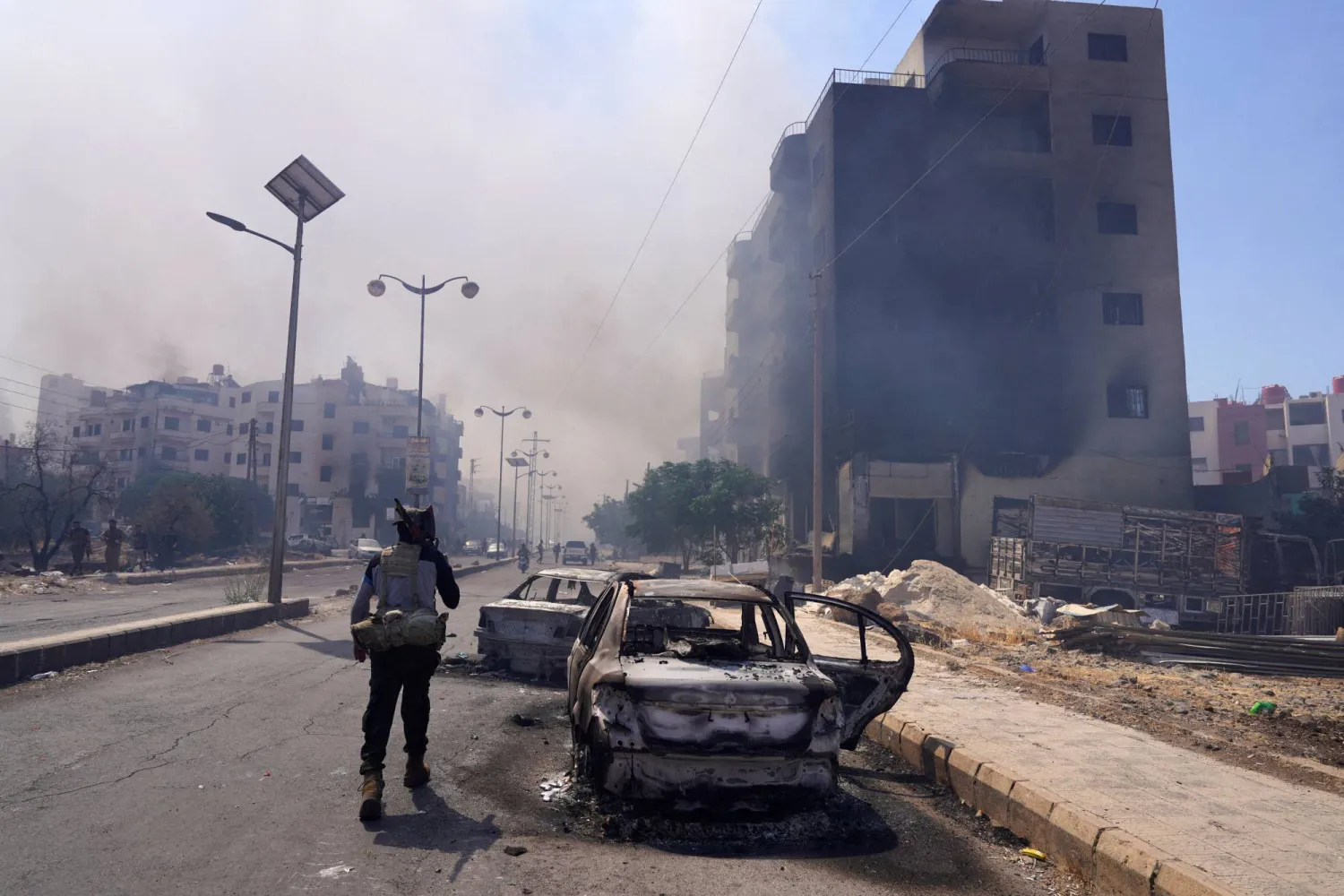 دخان يتصاعد خلال مواجهات في السويداء بين مقاتلين دروز وآخرين من عشائر بدوية وعربية وقوات الأمن السورية في يوليو الماضي (رويترز)