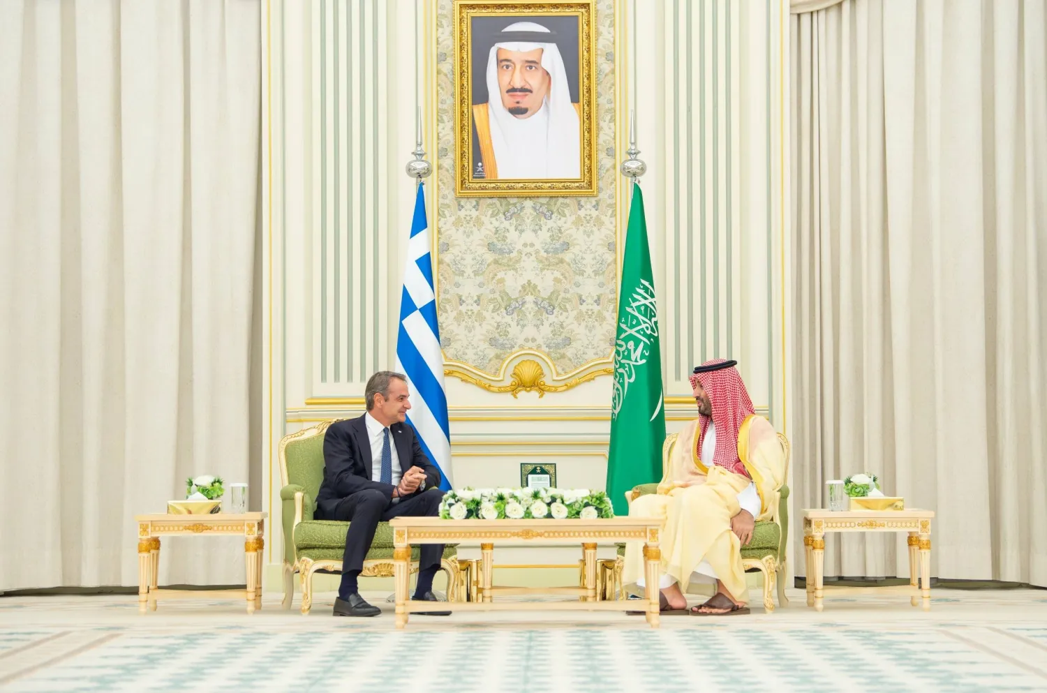 ولي العهد السعودي خلال مباحثاته مع رئيس الوزراء اليوناني في قصر اليمامة بالرياض (واس)