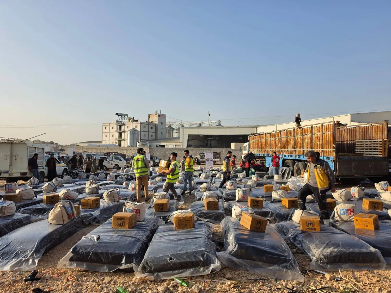استعدادات العودة الطوعية من مخيمات الشمال السوري بريف إدلب تضم 233 عائلة متجهة إلى مدنهم وبلداتهم الأصلية في محافظات إدلب وحماة وحلب وحمص وحلب واللاذقية ودمشق (الدفاع المدني السوري)