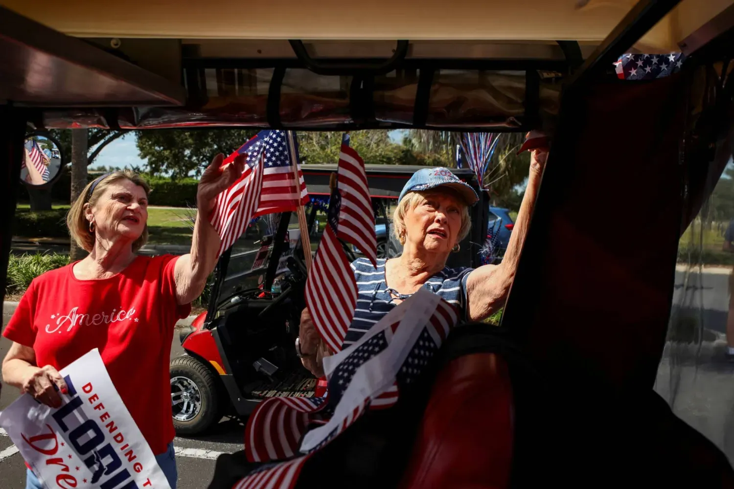 Florida’da Cumhuriyetçi Parti’yi destekleyen iki Amerikalı kadın seçmen (Reuters)