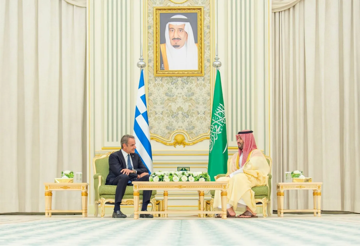 الأمير محمد بن سلمان ولي العهد السعودي خلال مباحثاته مع رئيس الوزراء اليوناني كيرياكوس ميتسوتاكس في الرياض (واس)  