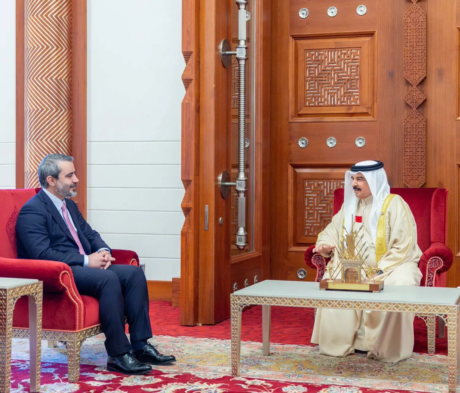 Bahreyn Kralı Hamed bin İsa, Manama’da Dışişleri Bakanı Esad eş-Şeybani’yi kabul etti. (Bahreyn Dışişleri Bakanlığı)