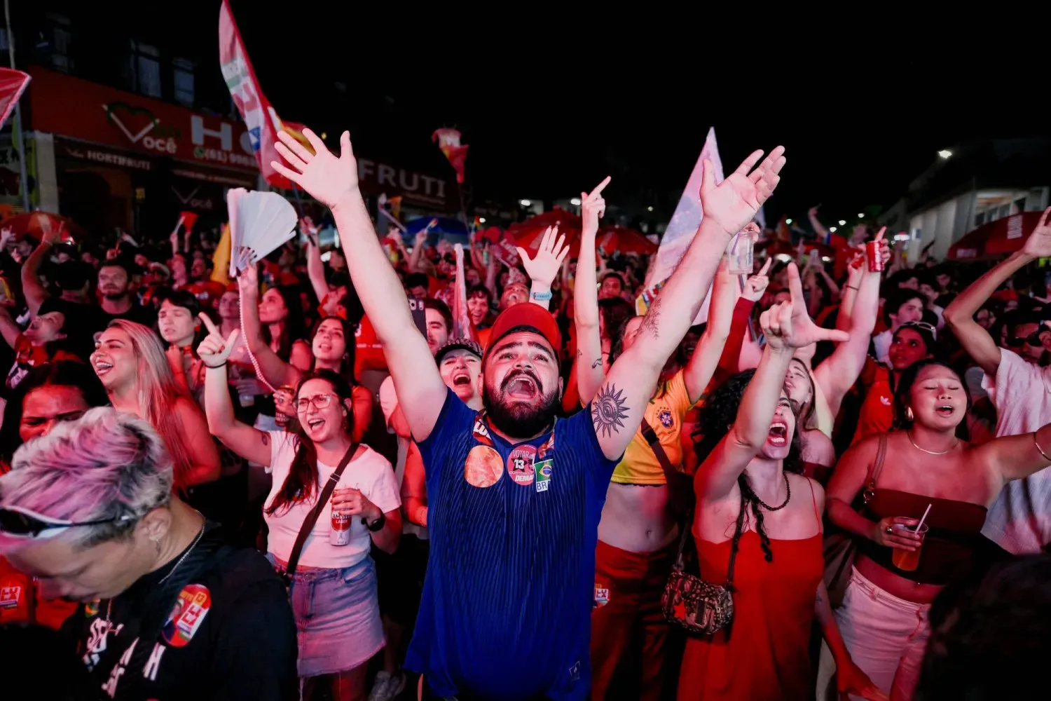 Sol görüşlü Devlet Başkanı Luiz Inácio Lula da Silva’nın zaferini kutlayan destekçileri, Brasília (Reuters)