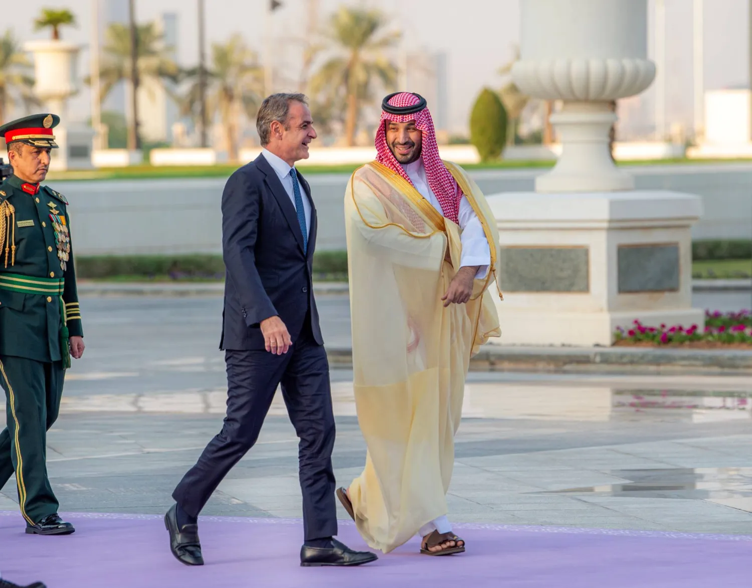 ولي العهد السعودي مستقبلاً رئيس الوزراء اليوناني أمس (واس)