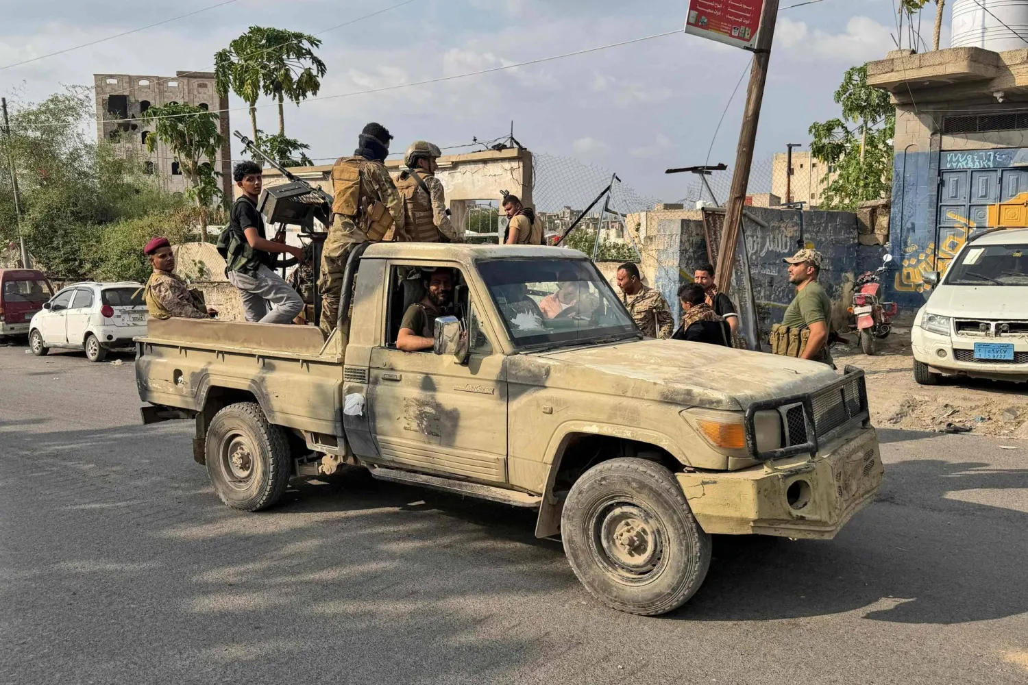 Yemeni government fighters drive during battles against Yemen's Iran-backed Houthis at the Jabal Han front west of the city of Taiz on October 21, 2026.  (Photo by AFP) / 