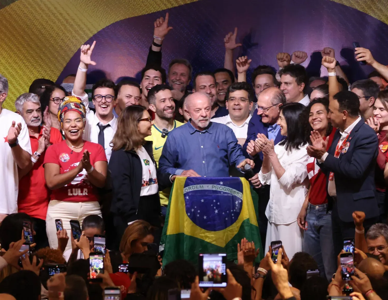 Brezilya Devlet Başkanı Luiz Inacio Lula da Silva, Sao Paulo’da seçim zaferini destekçileriyle birlikte kutluyor. (DPA)