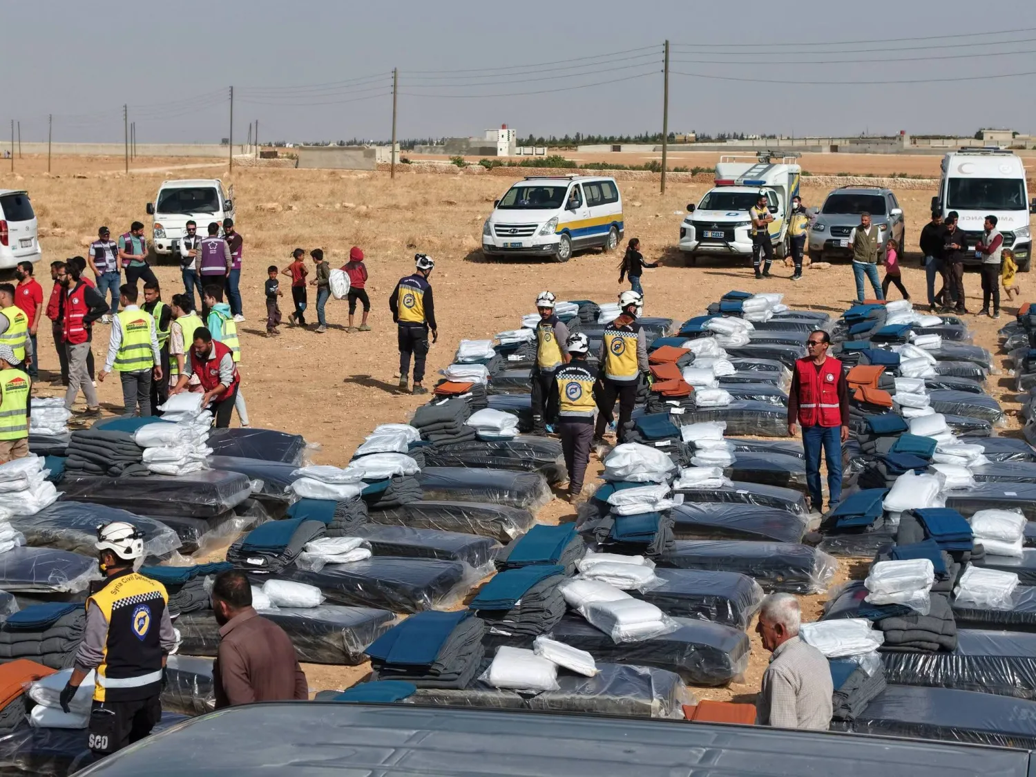 A convoy carrying 108 displaced families from the Al-Rasm al-Jadid and Al-Rasm al-Qadim camps in Manbij, north of Aleppo (Syrian Civil Defense). 