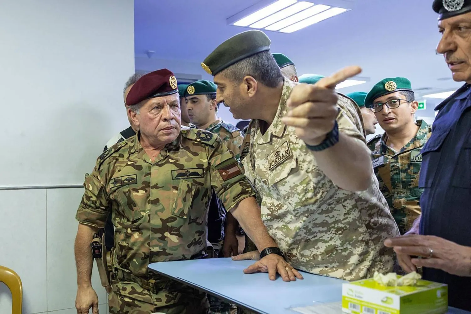 العاهل خلال زيارته مستشفى الأمير علي العسكري في الكرك للاطمئنان على المصابين في الهجوم الذي استهدف كنيسة في المحافظة يوم الجمعة الماضي (أ.ف.ب)