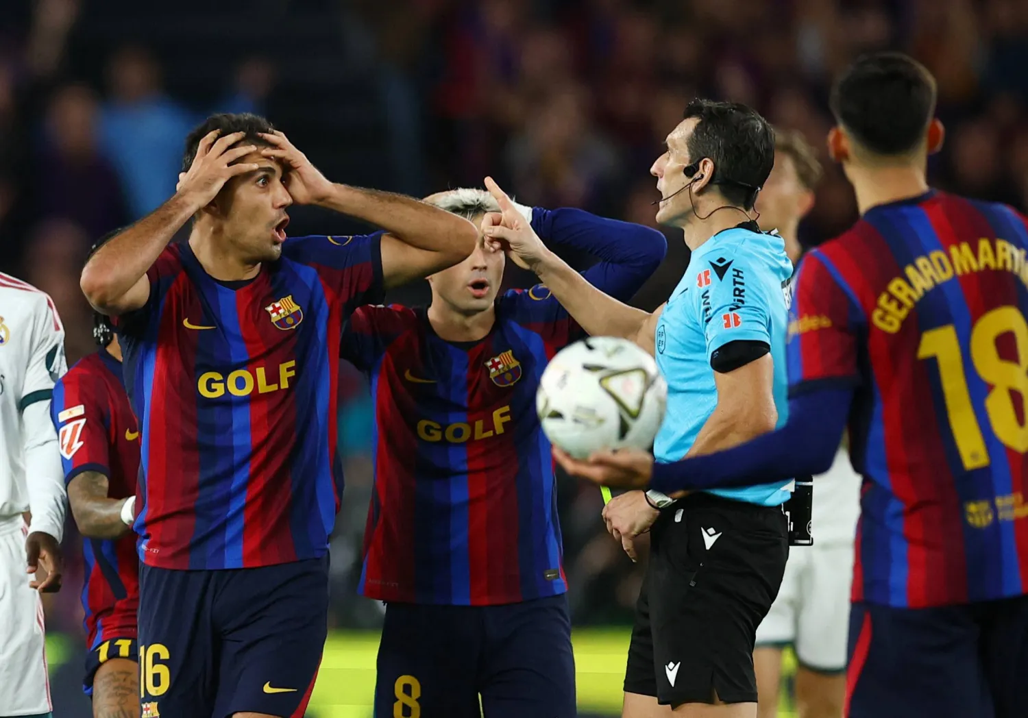 تضاعفت المعاناة بعد الهزيمة المؤلمة على أرضه أمام ريال مدريد (رويترز)
