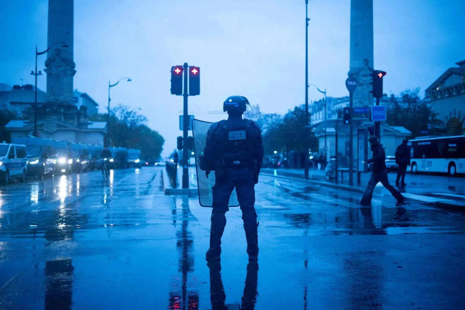 Paris’teki Nation Meydanı’nda (Place de la Nation) nöbet tutan bir polis, (AFP)