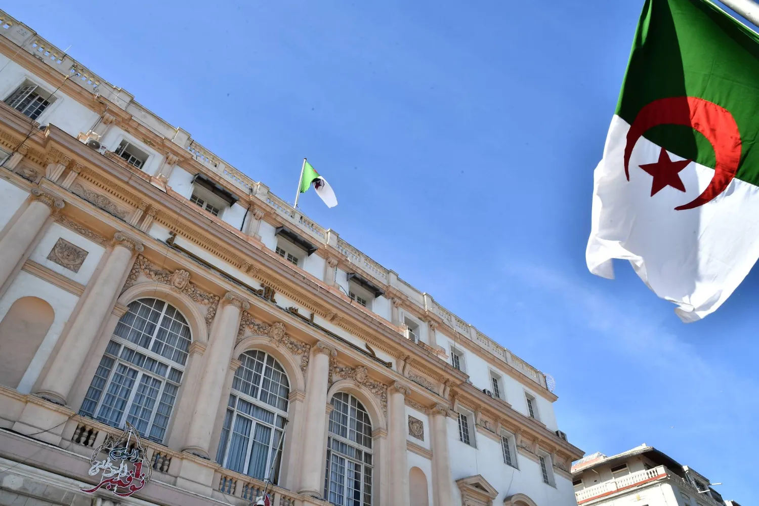 علم الجزائر على مقر البرلمان في العاصمة يوم الأحد (أ.ب)