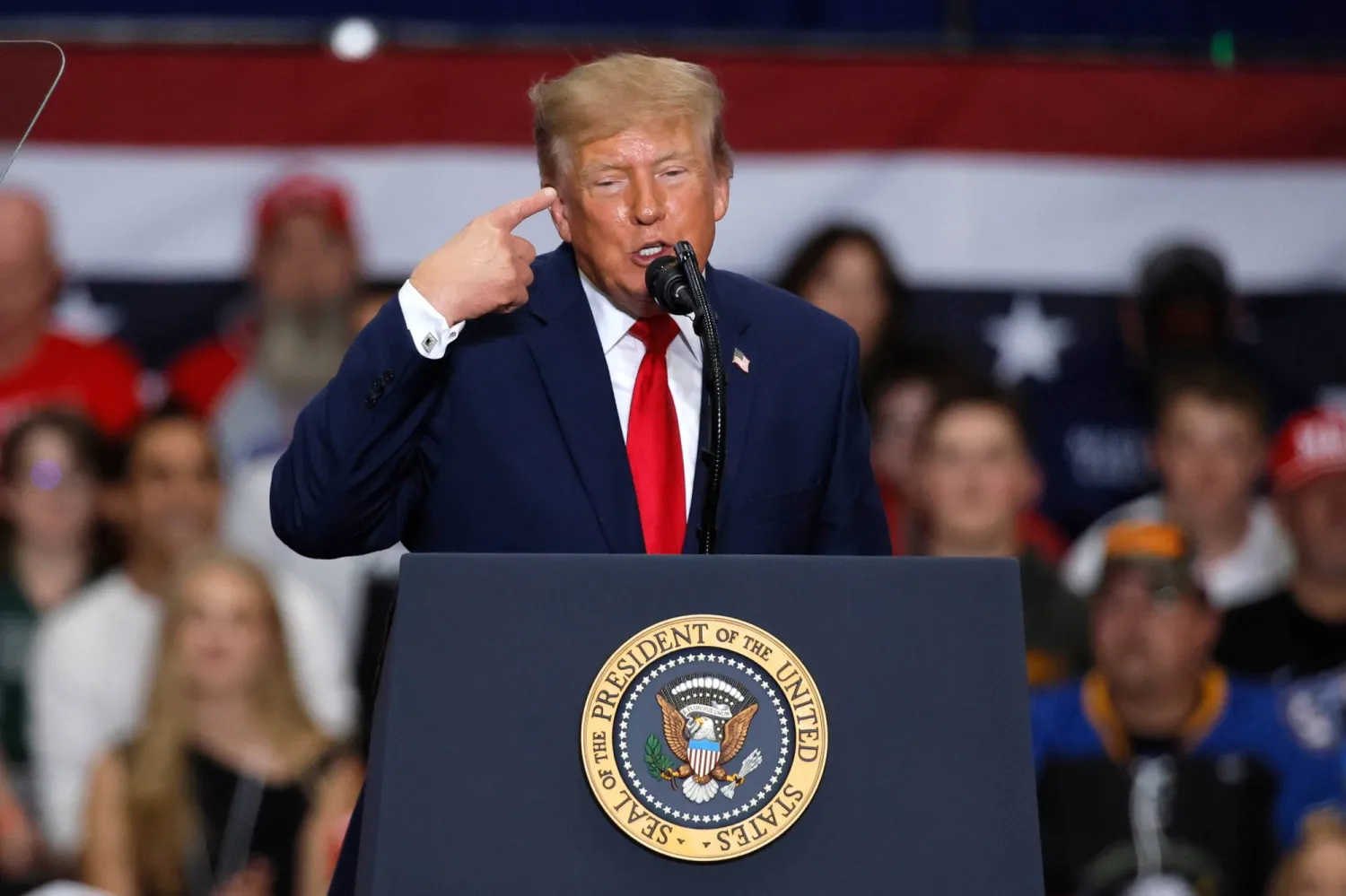 الرئيس الأميركي دونالد ترمب خلال تجمُّع انتخابي بولاية ميشيغان يوم 25 أكتوبر 2026 (أ.ب)
