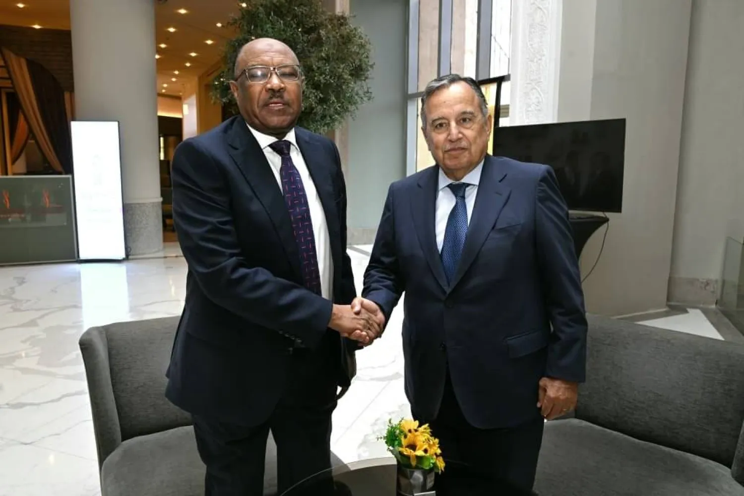 وزير الخارجية والتعاون الدولي السوداني محيي الدين سالم أحمد مستقبلاً الأمين العام للجامعة العربية نبيل فهمي في الخرطوم الاثنين (إكس)