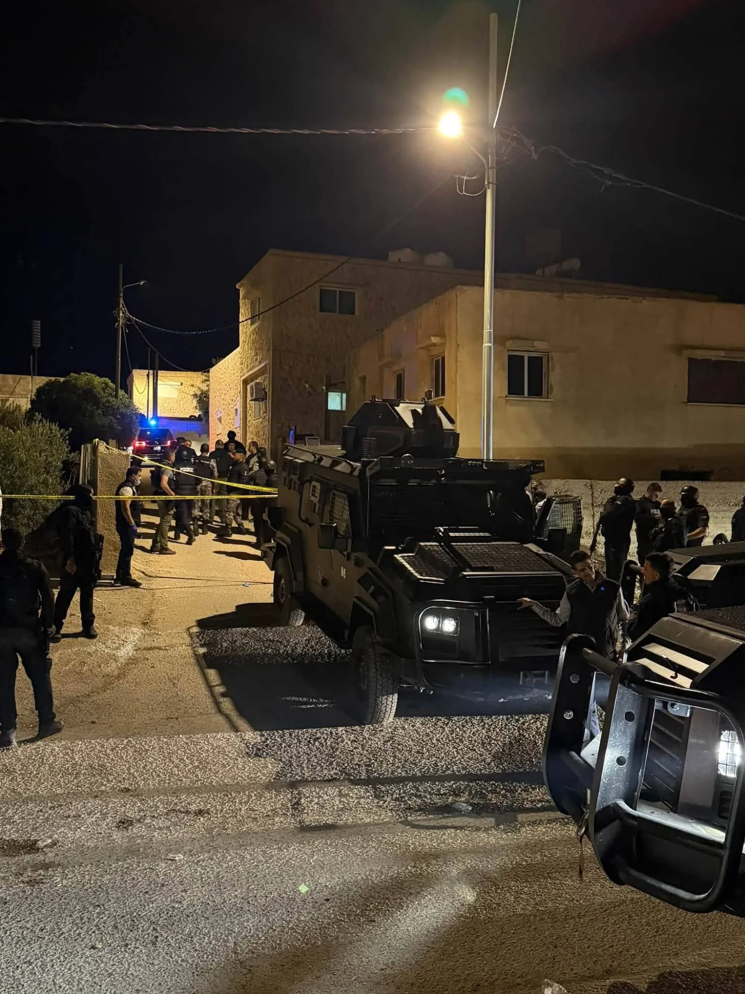 الأمن الأردني في حالة استعداد لاقتحام المبنى الذي لجأ إليه الإرهابيون مرتكبو مجزرة كنيسة الروم الأرثوذكس بقرية حمود في محافظة الكرك بالأردن (مديرية الأمن العام)
