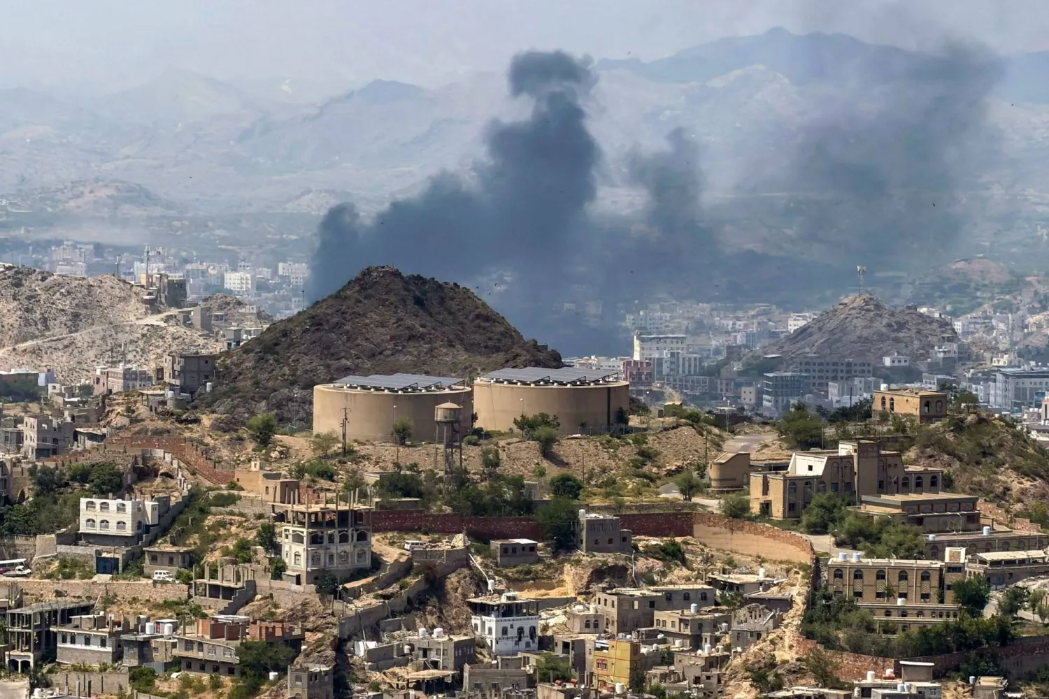 Smoke billows from a site that was targeted during battles between Yemeni government fighters and Yemen's Iran-backed Houthis at the Jabal Han front, west of the city of Taiz, on October 21, 2026. (AFP) 