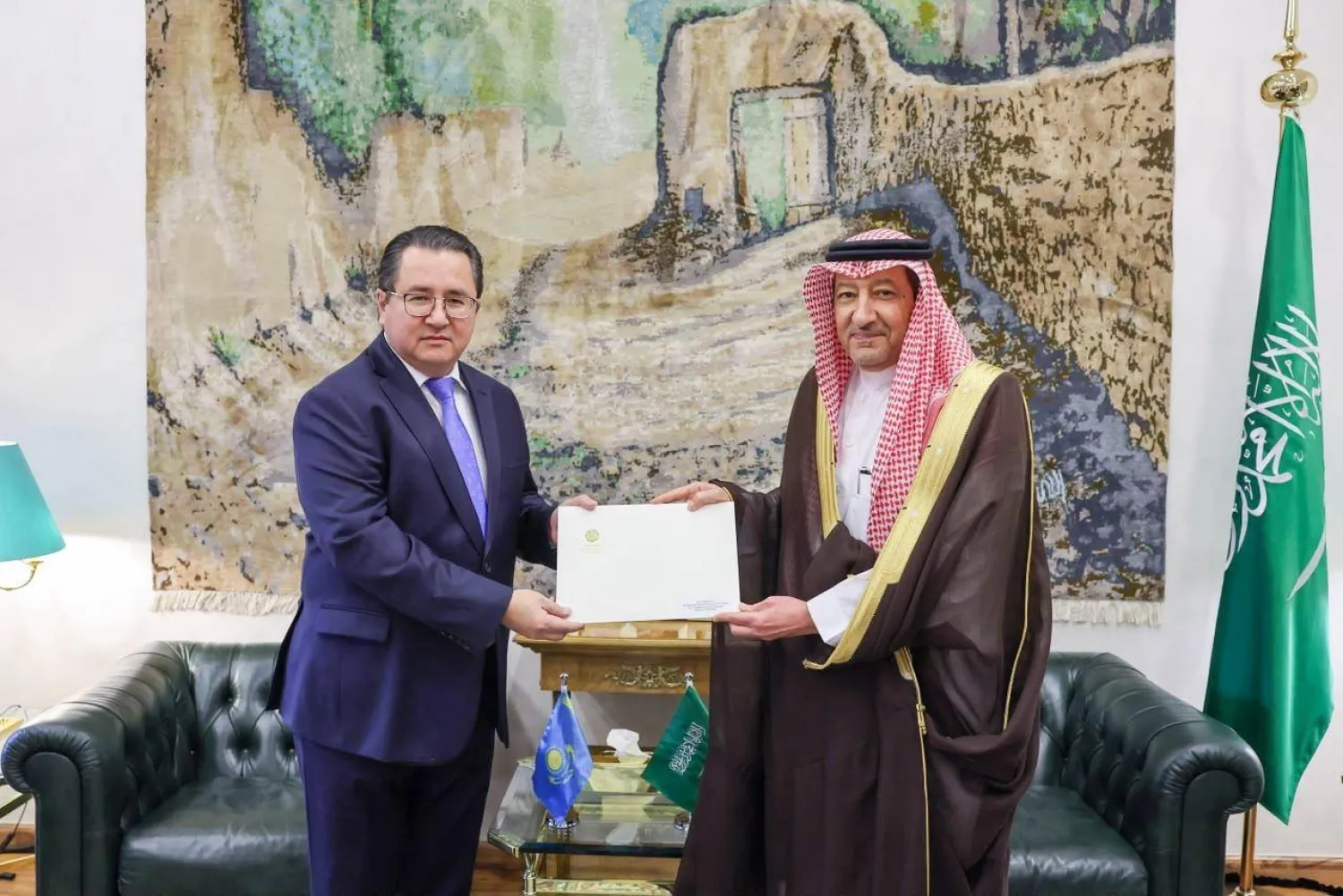 نائب وزير الخارجية السعودي خلال تسلمه الرسالة من نظيره الكازاخستاني في الرياض الاثنين (واس)