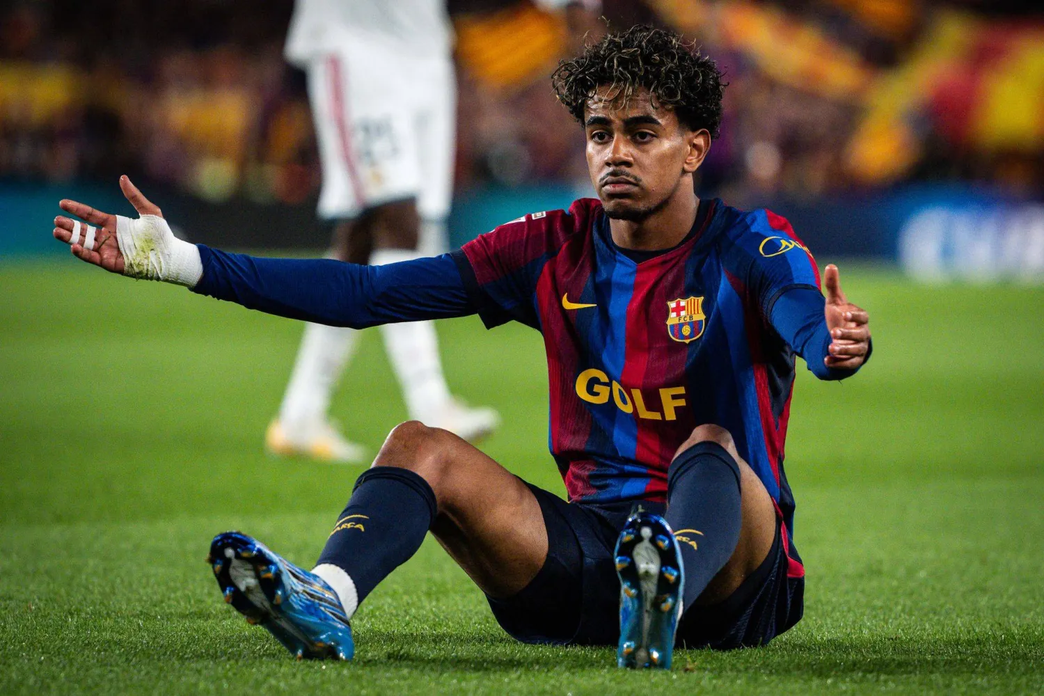 الإسباني لامين يامال لاعب برشلونة أحد المرشحين للكرة الذهبية (د.ب.أ)
